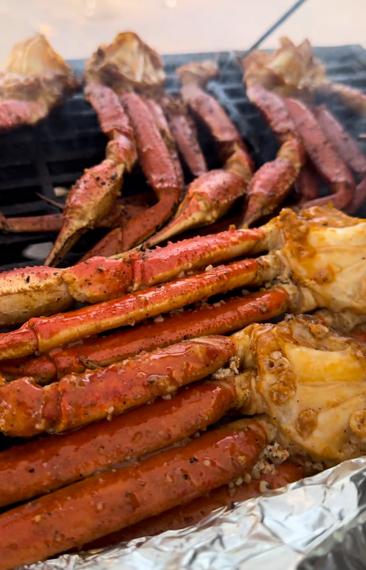Grilled snow crabs